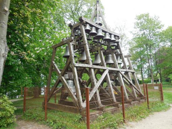 Les cloches à côté de la chapelle